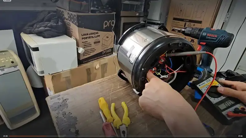 Image of the instructor in a practical course lesson 34